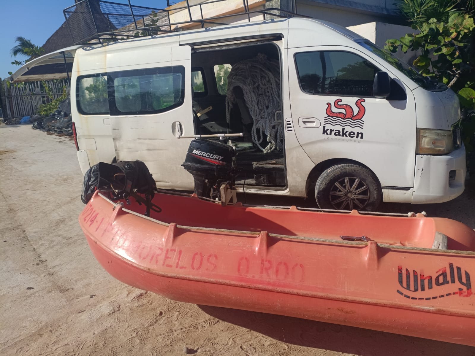Camioneta Kraken Beachguard con equipo de instalación