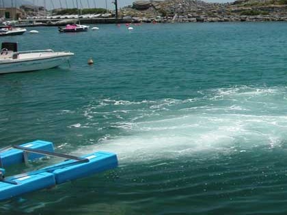 Propela submarina azul generando corriente para desviar el sargazo